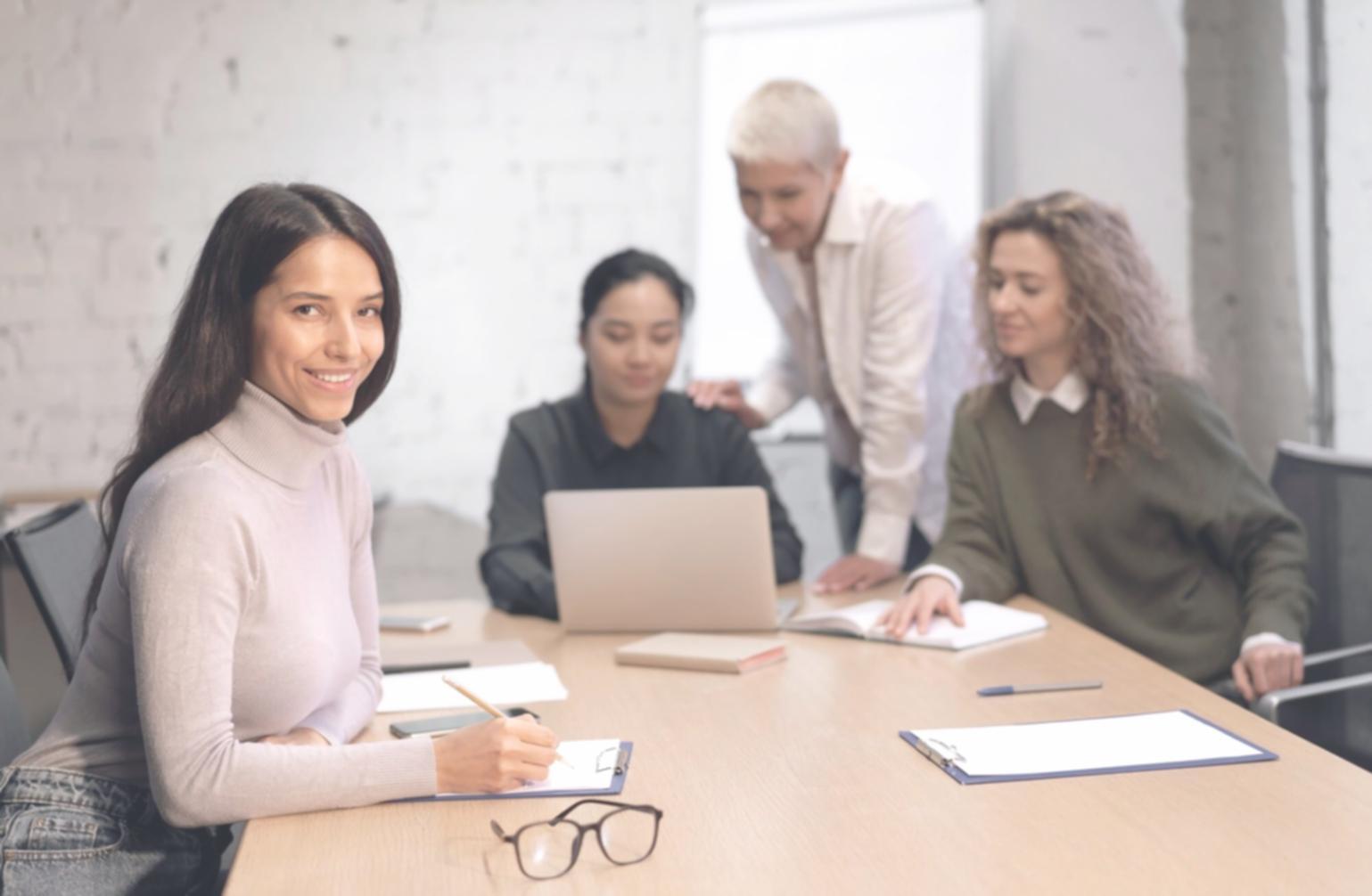 Grupo de trabajo en taller comunitario de finanzas básicas