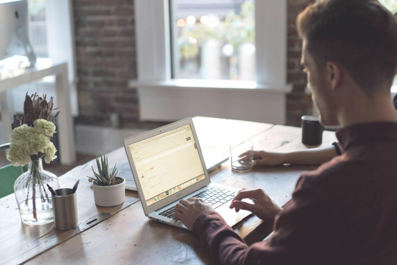 Espacio de trabajo organizado para gestión financiera personal